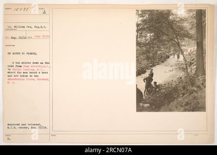 "LT. William Fox, ein Fotograf des Signalkorps, hat dieses Bild (15588) am 30. Juli 1918 während der Truppenreise von Camp Merritt, NJ, nach Alpine Landing, NJ, aufgenommen Die Soldaten erhielten eine kurze zehnminütige Pause, bevor sie an Bord eines Bootes gingen, das zu den Embardierung Piers in Hoboken, New Jersey, gebracht wurde Dieses Foto wurde mit Genehmigung des M.I.B. Zensors am 23. August 1918 veröffentlicht. (Hinweis: 15)" Stockfoto