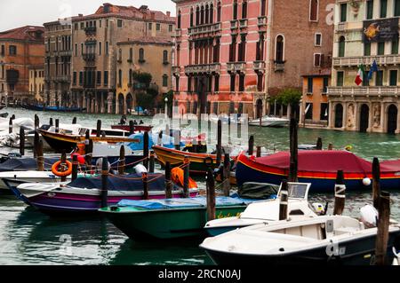 Palazzo Giusti und Palazzo Fontana Rezzonico am Canale Grande in Venedig, Italien. Stockfoto