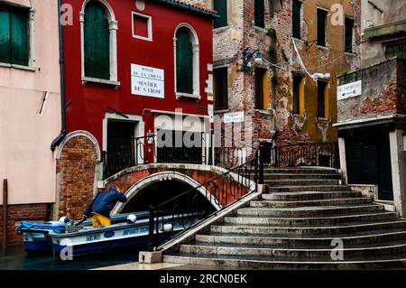 Ponte de la Chiesa und Canal Calle dei Morti in Venedig, Italien. Stockfoto