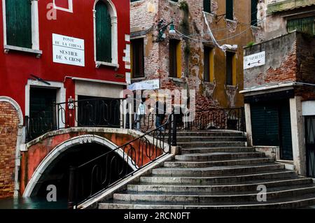 Ponte de la Chiesa und Canal Calle dei Morti in Venedig, Italien. Stockfoto