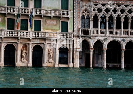 Neoklassizistische Palazzo Giusti und venezianische Gotik Ca' d' Oro oder Palazzo Santa Sofia, Canal Grande, Venedig, Italien. Stockfoto