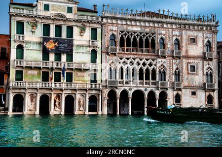 Neoklassizistische Palazzo Giusti und venezianische Gotik Ca' d' Oro oder Palazzo Santa Sofia, Canal Grande, Venedig, Italien. Stockfoto