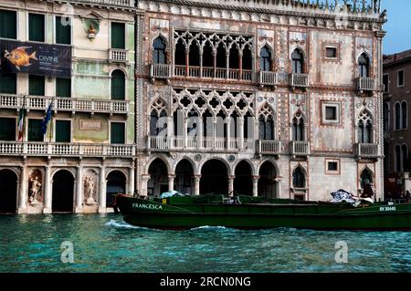 Neoklassizistische Palazzo Giusti und venezianische Gotik Ca' d' Oro oder Palazzo Santa Sofia, Canal Grande, Venedig, Italien. Stockfoto