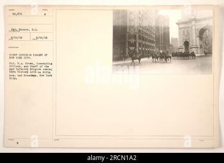 Erste Division-Parade in New York City. Oberst R.A. Brown, kommandierender Offizier und Stab der 2. Infanteriebrigade, fahren Sie durch den Victory Arch auf der Fifth Avenue und Broadway. Fotografiert am 11. Februar 1919. Quelle: Sgt. Ponner, S.C. (62.671). Stockfoto