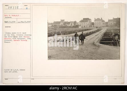 CPL. K. Polk und die 77. Division der USA Das Signalkorps der Armee überquert die Marne bis nach Chateau Thierry, Frankreich. Sie werden von militärischer Ausrüstung begleitet. Dieses Foto wurde am 11. August 1918 aufgenommen, das Ausstellungsdatum ist jedoch nicht angegeben. Das Bild wurde vom A.E.F.-Zensor bestätigt. Stockfoto