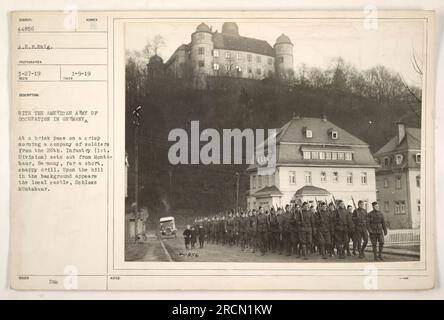 Eine Gruppe von Soldaten der 26. Infanterie (1. Division) reist aus Montabaur, Deutschland, zu einer Übung. Im Hintergrund kann man Schloss Montabaur sehen, das lokale Schloss. Dieses Foto wurde während der amerikanischen Besatzungsarmee in Deutschland aufgenommen. Stockfoto