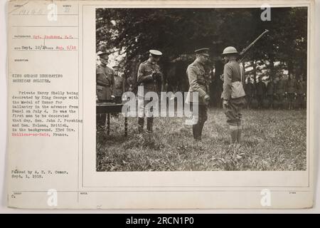 Gefreiter Harry Shelly aus der 33. Division wird von König George mit der Ehrenmedaille für Gallantry im Vorfeld von Hamel am 4. Juli ausgezeichnet. Die Generäle John J. Pershing und Nolman der britischen Armee sind im Hintergrund zu sehen. Foto aufgenommen in Molliens-au-Bois, Frankreich, am 6. August 1918. - A.E.F. Zensor, 1. September 1918. Stockfoto