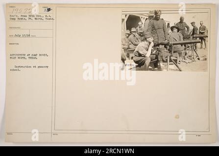 Soldaten, die am Waffenunterricht im Camp Bowie in Fort Worth, Texas, teilnahmen. Das Foto wurde am 15. Juli 1918 während des Ersten Weltkriegs aufgenommen Dieses Bild wurde von der 36. Division des nordamerikanischen Lagers Bowie empfangen. Die Soldaten üben speziell für ihre militärischen Aufgaben Ausbildungsmaßnahmen aus. Stockfoto