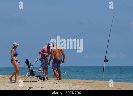 Fenwick Island, Delaware, USA - 8. Juli 2023 - Leute, die sich am Surf Fishing Beach amüsieren Stockfoto