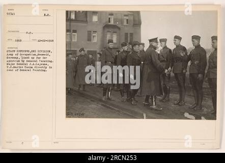 Stabsoffiziere der 2. Division, Besatzungsarmee, in Neuwid, Deutschland, stellen sich zur Inspektion durch General Pershing auf. Generalmajor J.A. Lejeune aus den USA Das Marine Corps steht direkt hinter General Pershing. Dieses Foto wurde am 22. Dezember 1918 aufgenommen. Fotograf: 8 NECD 1919. SYMBOL: ISCED C X.E. Nummer: 50741. Stockfoto