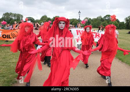London, Großbritannien. 15. Juli 2023. Die roten Rebellen führen Klimaschutzaktivisten aus Fossil Free London, Just Stop Oil und anderen, die sich versammelten, um gegen das vorgeschlagene Öl- und Gasprojekt von Rosebank vorzugehen. Rosebank ist das größte noch nicht erschlossene Ölfeld im Vereinigten Königreich in der Nordsee und hat Verzögerungen bei der Genehmigung. Kredit: Elfte Stunde Fotografie/Alamy Live News Stockfoto