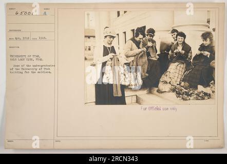 Studenten der Universität Utah strickten im Ersten Weltkrieg für Soldaten Foto wurde 1918 aufgenommen. Quelle: University of Utah in Salt Lake City, Utah. Nur Zur Amtlichen Verwendung. Stockfoto