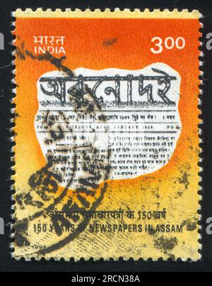 INDIEN - CIRCA 1999: Briefmarke gedruckt von Indien, zeigt Zeitungsfragment, ca. 1999 Stockfoto