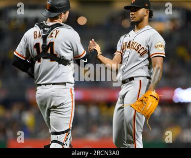 Pittsburgh, Usa. 15. Juli 2023. Camilo Doval (75) feiert den 3-1-Sieg gegen die Pittsburgh Pirates mit Patrick Bailey (14) im PNC Park am Samstag, den 15. Juli 2023 in Pittsburgh. Foto: Archie Carpenter/UPI Credit: UPI/Alamy Live News Stockfoto