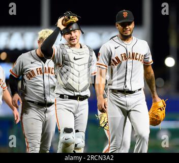 Pittsburgh, Usa. 15. Juli 2023. San Francisco Giants Relief Pitcher Camilo Doval (75) Catcher Patrick Bailey (14) verlässt das Spielfeld nach dem 3-1. Sieg gegen die Pittsburgh Pirates im PNC Park am Samstag, den 15. Juli 2023 in Pittsburgh. Foto: Archie Carpenter/UPI Credit: UPI/Alamy Live News Stockfoto