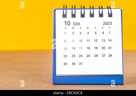 Oktober 2023 Monatlicher Tischkalender für 2023 auf gelbem Hintergrund. Stockfoto