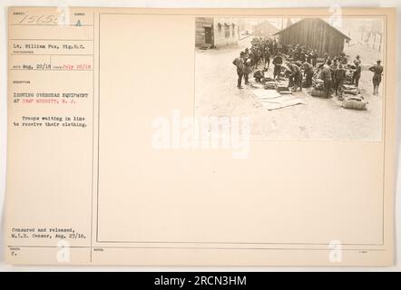 Die Truppen warteten in der Schlange, um ihre Kleidung und Ausrüstung in Camp Merritt, N. J., zu erhalten. Lieutenant William Fox vom Signal Reserve Corps machte dieses Foto am 26. Juli 1918. Das Bild wurde zensiert und am 23. August 1918 vom Militär-Geheimdienst veröffentlicht. Stockfoto