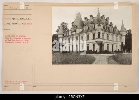 Amerikanische Soldaten stehen vor General John J. Pershings Schloss in Val des Ecolier, nahe Chaumont, Frankreich. Dieses Foto wurde am 20. Juli 1918 von Sergeant L. Rode aufgenommen. Das Schloss diente während des Ersten Weltkriegs als Hauptquartier des Generals für die amerikanischen Expeditionstruppen. Stockfoto