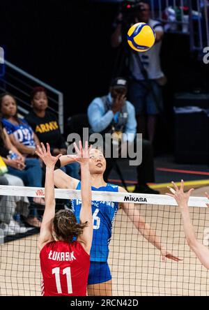 Arlington, USA. 15. Juli 2023. Chinas Gong Xiangyu spitzt während des Halbfinalspiels zwischen China und Polen bei der Women's Volleyball Nations League in Arlington, USA, am 15. Juli 2023. Kredit: Chen Chen/Xinhua/Alamy Live News Stockfoto