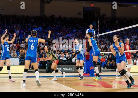 Arlington, USA. 15. Juli 2023. Die Spieler Chinas feiern das Halbfinalspiel zwischen China und Polen auf der Women's Volleyball Nations League in Arlington, USA, am 15. Juli 2023. Kredit: Chen Chen/Xinhua/Alamy Live News Stockfoto