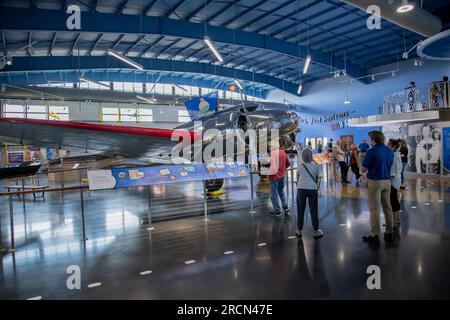 Liebe Güte, Kansas. Amelia Earhart Hangar Museum Leute schauen sich das Lockheed Electra 10-E Flugzeug namens Muriel an, das letzte auf der Welt Es ist an Stockfoto