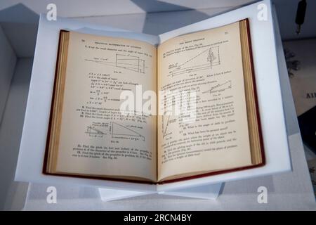 Liebe Güte, Kansas. Amelia Earhart Hangar Museum. Ausstellung zum Buch der praktischen Mathematik der Luftfahrt von A. E Downer, 1941 Stockfoto