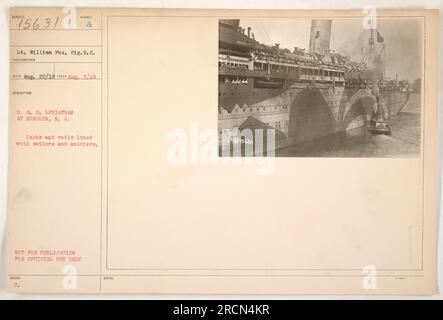 Die USS Leviathan legt in Hoboken, New Jersey, an Matrosen und Soldaten säumen die Decks und Schienen des Schiffs. Foto von LT. William Fox, Signal Corps. 3. August 1918. Stockfoto