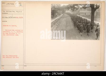 Untertitel: "Soldaten aus Cresskill, N.J. marschieren nach Camp Merritt, N.J., dem Einschiffungslager im Ersten Weltkrieg Auf diesem Foto, aufgenommen am 25. Juli 1918, ist LT. William Fox vom Signalkorps zu sehen, der für die Aufnahme des Bildes verantwortlich war. Die Soldaten auf dem Foto waren auf dem Weg nach Frankreich für aktiven Dienst." Stockfoto