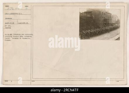 Amerikanische Soldaten aus der 4. Infanterie, 3. Division werden über die Grenze nach Lothringen, Frankreich, in Joeuf, Meurthe und Moselle gesehen. Dieses Foto wurde am 20. Januar 1918 aufgenommen. Stockfoto