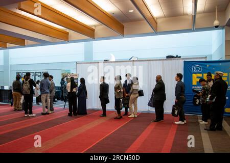 Minneapolis, Minnesota. Leute von der Farb-Karrieremesse. Eine Networking- und Einstellungsveranstaltung für Farbenexperten. Die Leute warten in der Schlange, um ihren ph-wert zu bekommen Stockfoto