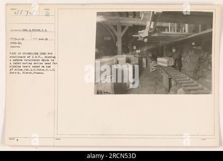 Innenraum eines Lagerhauses im Int. Q. M. Depot in S.O.S. Nevers, Nievre, Frankreich. Das Bild zeigt einen modernen Revolvator, ein arbeitsparendes Gerät, mit dem schwere Kisten auf Stapeln platziert werden. Der Revolvator wurde für die Organisation von stationären Vorräten für die amerikanischen Expeditionstruppen (A.E.F.) verwendet. Foto von Sergeant G. Ryden am 8. Januar 1919. Das Foto wurde mit den Hinweisen „48741“ herausgegeben. Stockfoto