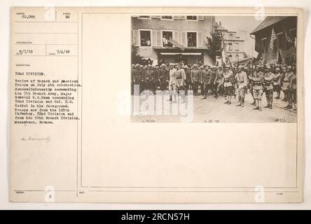 Eine Bilanz der französischen und amerikanischen Truppen während einer Feier im Juli 4. in Massevaux, Frankreich. Die 32. Division unter dem Kommando von Generalmajor W. G. Haan schließt sich den Truppen der 55. Französischen Division an, angeführt von General De Boissoudy. Die abgebildeten Truppen stammen speziell von der 125. Infanterie der 32. Division. Spalte Z. B. Heckel ist im Vordergrund zu sehen. Das Foto wurde am 4. Juli 1918 dokumentiert. Stockfoto