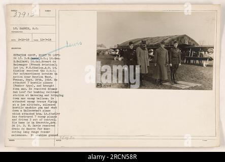 LT. DARWIN, S.C. hat dieses Foto am 7. Dezember 1918 gemacht. Die Gruppe auf dem Foto besteht aus 2D LT. D.W. Davis von der A.S., LT. General R. Bullard, LT. Oberstleutnant Breart de Boisanger von French Aviation und 1. LT. F.E. Kindley von A.S. LT. Kindley erhielt die D.S.C und ein Bronze Oak Leaf für seinen Heldentum bei verschiedenen Luftaktionen. 2D LT. D.W. Davis erhielt den Croix de Guerre für seine Aufklärungsarbeit. Dieses Foto wurde von Lewis PE.ay. Bus herausgegeben." Stockfoto