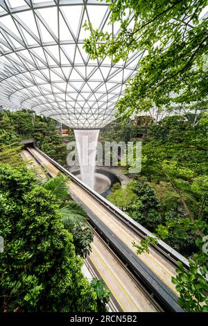 Flughafen Changi, Singapur. Die Jewel Lifestyle Mall ist mit dem Flughafen Changi verbunden. Der Hauptfokus ist der höchste Hallenwasserfall der Welt. Vortex. Stockfoto