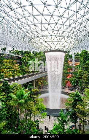 Flughafen Changi, Singapur. Die Jewel Lifestyle Mall ist mit dem Flughafen Changi verbunden. Der Hauptfokus ist der höchste Hallenwasserfall der Welt. Vortex. Stockfoto