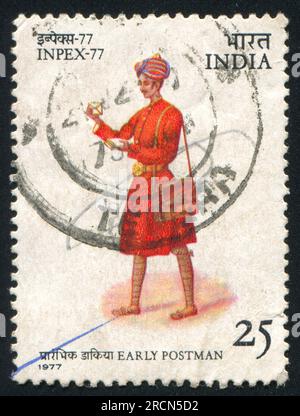 INDIEN - CIRCA 1977: Stempel gedruckt von Indien, zeigt Postman, circa 1977 Stockfoto