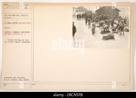 Soldaten warteten in der Schlange, um ihre Auslandsausrüstung in Camp Merritt, NJ, zu erhalten. Lieutenant William Fox vom Signalkorps machte dieses Foto am 26. Juli 1918. Das Bild wurde zensiert und am 23. August 1918 vom M.I.B.-Zensor veröffentlicht. Hinweise weisen darauf hin, dass die zugewiesene Nummer für das Foto 15654 ist. Stockfoto