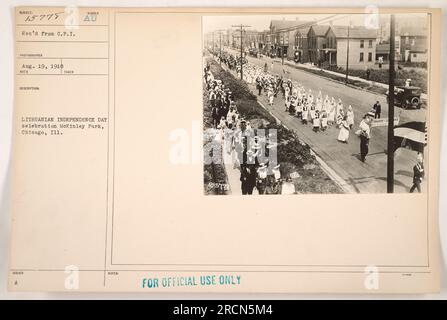 Soldaten und Militärangehörige beobachten, wie litauische Einwanderer den Unabhängigkeitstag ihres Landes im McKinley Park, Chicago, Illinois, feiern. Die Veranstaltung fand am 19. August 1918 während des Ersten Weltkriegs statt (Hinweis: Die Beschreibung enthält administrative und Sicherheitsdetails.) Stockfoto