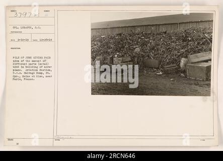 CPL. Lubatty hat dieses Foto am 26. Dezember 1918 in der Luftfahrtabteilung der USA aufgenommen Bergungskippe bei Paris, Frankreich. Das Bild zeigt einen großen Stapel verschiedener Metallteile, die beim Bau von Flugzeugen verwendet werden, und gibt einen Eindruck von der Menge und Vielfalt der Materialien, die in diesem Prozess involviert sind. Fotoreferenz: 111-SC-37972. Stockfoto