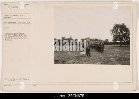 Soldaten des 2. Bataillons, 329. Infanterie in Le Mans, Sarthe, Frankreich, nehmen an einer Samstagsinspektion Teil. Das Foto wurde von Sergeant G. Ryden aufgenommen und ist Teil der Sammlung amerikanischer Militäraktionen während des Ersten Weltkriegs. Es wurde am 12. November 1918 empfangen. Er wurde am 15. November 1918 vom Zensor der amerikanischen Expeditionstruppen veröffentlicht. Stockfoto