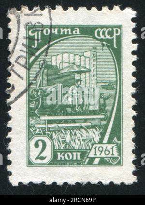 RUSSLAND - CA. 1961: Von Russland gedruckter Stempel, zeigt Mähdrescher, ca. 1961 Stockfoto