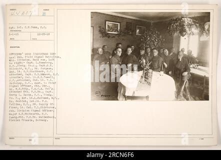 Untertitel: "Soldaten feiern Weihnachtsessen im Offiziersgefängnis des 8. Feldsignalbataillons, 4. Division, in Mullenbach, Rheinpreußen, Deutschland. Auf dem Foto von links nach rechts sind verschiedene Offiziere, darunter Captains, Lieutenants und Y.M.C.A. Secretary. Stockfoto