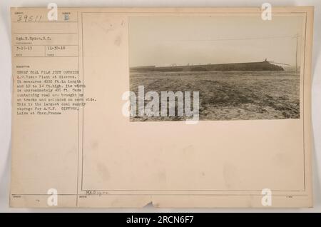 Sergeant G. Ryden hat dieses Foto am 12. März 1919 aufgenommen. Es zeigt einen riesigen Kohlehaufen, der sich direkt außerhalb des Q.M. befindet Kraftwerk in Gievres, Frankreich. Der Kohlehaufen ist 4000 Fuß groß. In Länge: 12 bis 14 Fuß Und ca. 400 ft. In der Breite. Autos, die Kohle transportieren, werden auf beiden Seiten entladen, was sie zum größten Kohlevorratslager für die A.E.F. in Loire et Cher, Frankreich, macht. Dieses Foto enthält die Katalognummer 39511 aus den Fotografien der amerikanischen Militäraktivitäten während des ersten Weltkriegs. Stockfoto