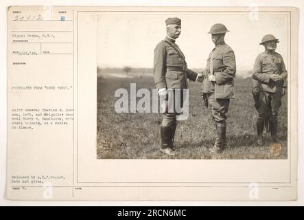 Generalmajor Charles G. Morton und Brigadegeneral Harry H. Bandholtz, tragen Stahlhelme, gesehen bei einer Kritik im Elsass während des Ersten Weltkriegs. Das Foto wurde von einem Fotografen des Signalkorps aufgenommen und von A.E.P. Censor veröffentlicht. Das genaue Datum des Ereignisses ist unbekannt. Stockfoto