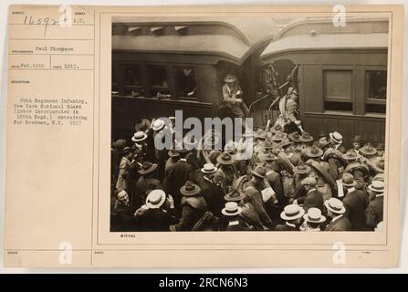 Soldaten der Infanterie des 69. Regiments, New York National Guard, später in das 165. Regiment integriert, werden gesehen, wie sie sich 1917 in Beekman, New York, auf den Zug vorbereiten. Dieses Foto wurde im Februar 1918 vom Fotografen Paul Thompson aufgenommen. Das Etikett ist von der A.U. ausgegebener Eintrag Nummer 016592. Stockfoto