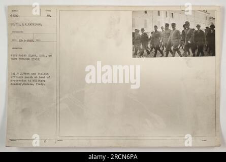 Oberst R.J. Westliche und italienische Offiziere führen die Prozession zur Militärakademie in Modena, Italien, während der West Point Class von 1921 durch das Land. Dieses Foto, das am 1. Dezember 1919 aufgenommen wurde, zeigt den Moment. (Bildunterschrift: West Point Klasse 1921 auf Tour, Oberst R.J. Westliche und italienische Offiziere leiten die Prozession zur Militärakademie in Modena, Italien) Stockfoto