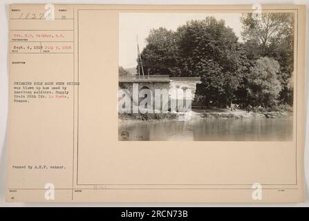 Gefreiter E.C. Maler, ein Soldat der 26. Division Supply Train in La Forte, Frankreich, wird hier an einem provisorischen Schwimmloch gesehen, das einst eine Brücke war, bevor es in die Luft gesprengt wurde. Dieses Foto wurde am 9. Juli 1918 aufgenommen und am 4. September 1918 erhalten. Es wurde auch vom A.E.F.-Zensor genehmigt. Stockfoto