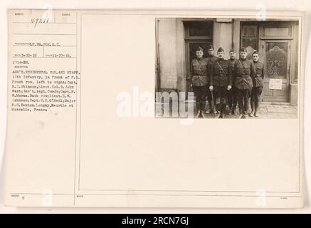 Das Regimentalkommando und die Mitarbeiter der 11. Infanterie sind vor einem Postamt in Longwy, Meurthe et Mosselle, Frankreich, zu sehen. Die erste Reihe besteht aus Captain H. C. Stinson, Lieutenant Colonel R. John West und Captain F. W. McRae. In der hinteren Reihe sind Lieutenant H. W. Johnson, Captain R. T. O'Neil und Major F. G. Benton. Dieses Foto wurde am 27. November 1919 vom Fotografen William Pox aufgenommen. Stockfoto