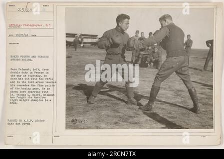 Der amerikanische Soldat Gene Delmont sah Sparring mit LT. Thomas L. Moore während des Ersten Weltkriegs in Frankreich. Delmont, der auch als professioneller Boxer kämpft, unterrichtet seine Kameraden während ihrer Ausfallzeit über Boxtechniken. Delmont hat bereits gegen den amerikanischen Leichtgewicht-Champion gekämpft. Stockfoto