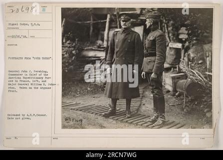 General John J. Pershing, Oberbefehlshaber der amerikanischen Expeditionstruppen in Frankreich, ist links abgebildet mit Major General William H. Johnston an der Argonne-Front. Das Foto ist Teil der Signal Corps-Sammlung, die aus dem Ersten Weltkrieg stammt. Stockfoto